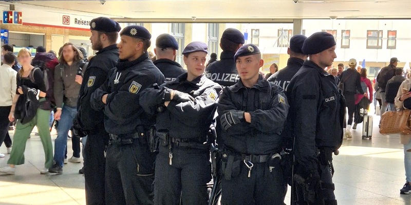 Bundespolizeidirektion München: Kroatische Fußballfans zünden Rauchtopf im Münchner Hauptbahnhof - Foto: presseportal.de