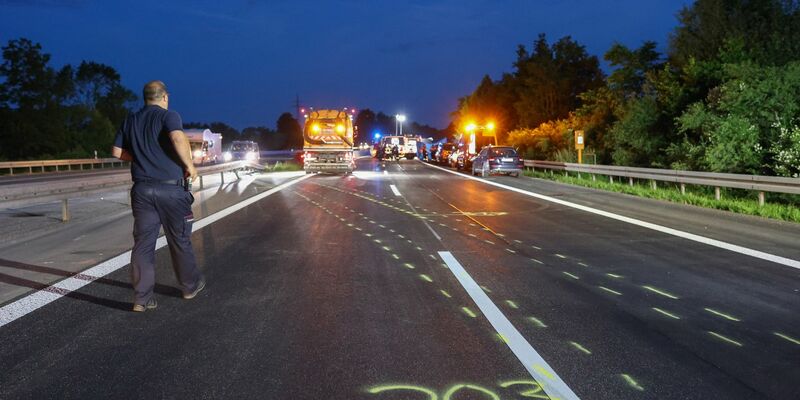 Straßenmarkierungen zeigen in Epfendorf den Weg des Unfallautos. Die Polizei ermittelt. - Foto: Förster/Südwestdeutsches Mediennetzwerk/dpa