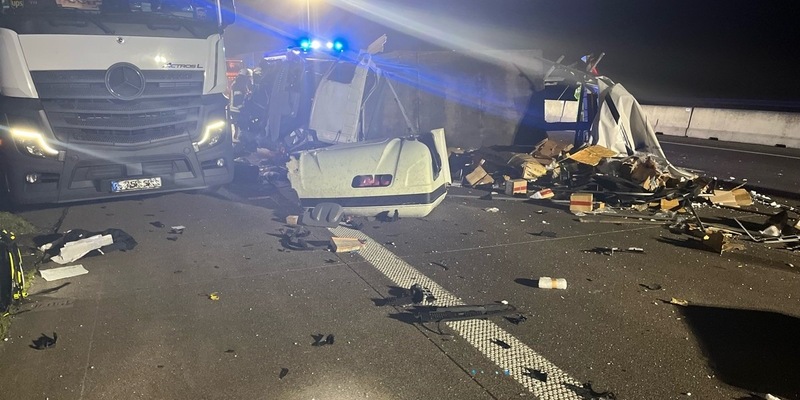 API-TH: Kleintransporter fährt ungebremst auf einen Lkw auf - Foto: presseportal.de