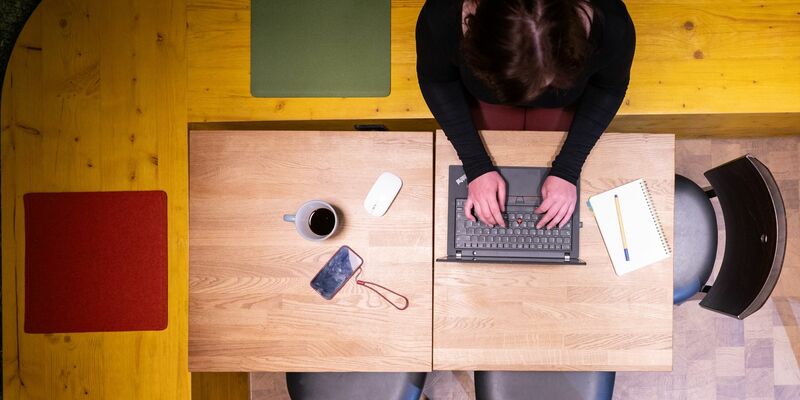 Mehr als zwei Drittel der Homeoffice-Beschäftigten haben laut Umfrage schon krank gearbeitet. (Symbolbild) - Foto: Sebastian Kahnert/dpa