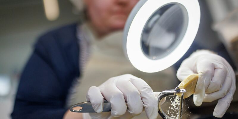 In der Seifen-Werkstatt in Nürnberg werden Hotel-Seifen recycelt. - Foto: Daniel Karmann/dpa