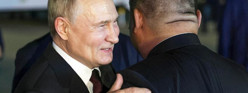 Russlands Präsident Putin dankte in Pjöngjang seinem Gastgeber Kim für die Unterstützung der russischen Politik im Moskauer Angriffskrieg gegen die Ukraine. - Foto: Gavriil Grigorov/Sputnik Kremlin Pool/AP/dpa
