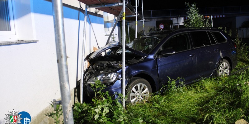 POL-OB: Pkw kracht in der Nacht gegen Hauswand an der Stadtgrenze zu Essen - Vier Personen schwer verletzt - Foto: presseportal.de