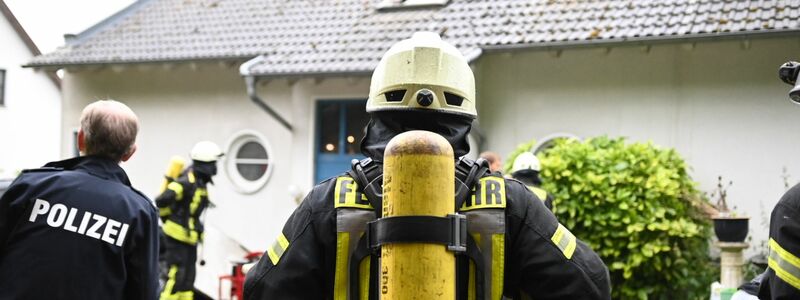 Feuerwehr und Polizei sichern den Einsatzort in Bad Münstereifel. - Foto: Sebastian Klemm/dpa