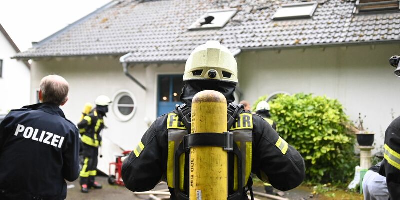 Feuerwehr und Polizei sichern den Einsatzort in Bad Münstereifel. - Foto: Sebastian Klemm/dpa