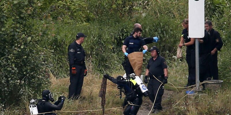 Polizeieinsatz am Rheinufer. - Foto: Michael Deines/Promediafoto/dpa