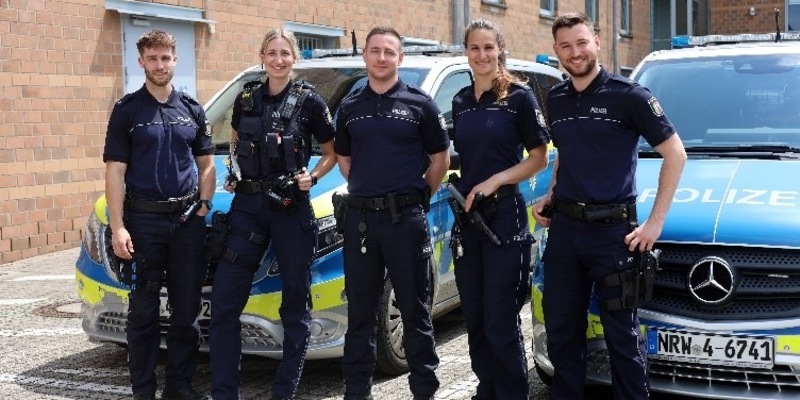 POL-VIE: Kreis Viersen: Die neuen Heimtrikots nun auch in Viersen angekommen - Foto: presseportal.de