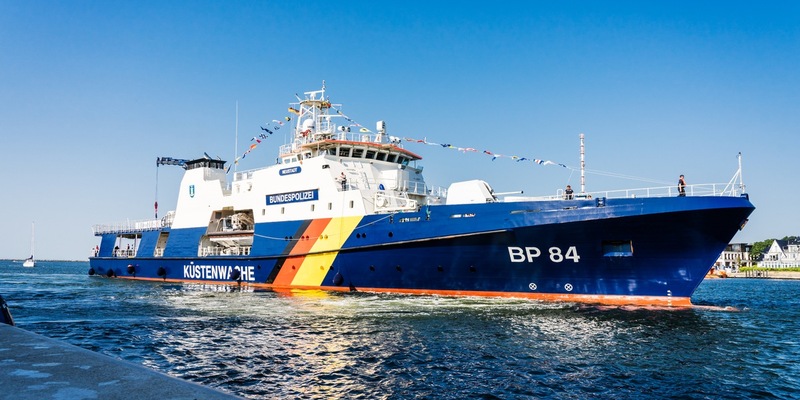 BPOLI-See: Kieler Woche 2024 - Die Bundespolizei See öffnet die Gangway - Foto: presseportal.de