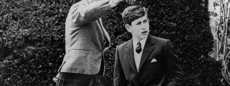Bei seinem Einzug in die Schule von Gordonstoun zeigt der leitende Direktor Iain Tennant (r) dem Kronprinzen Prinz Charles (l) die Räume, in denen dessen Vater Prinz Philip, der Herzog von Edinburgh, seine Schulzeit verbracht hat. - Foto: dpa