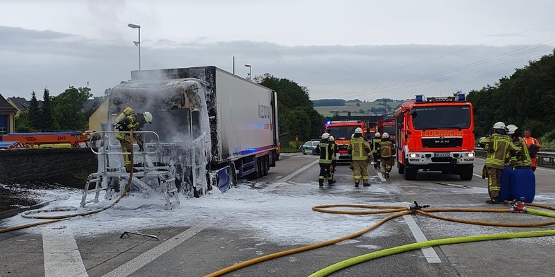 FW VG Asbach: Brennender LKW sorgt für langen Rückstau auf der A3 - Foto: presseportal.de