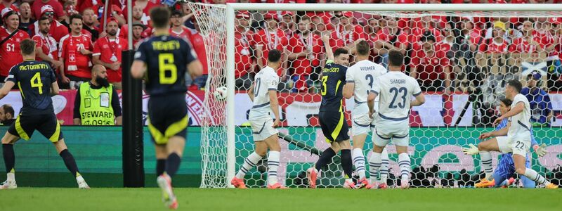 Scott McTominay (l) sorgte zunächst für das 1:0 für Schottland. - Foto: Rolf Vennenbernd/dpa