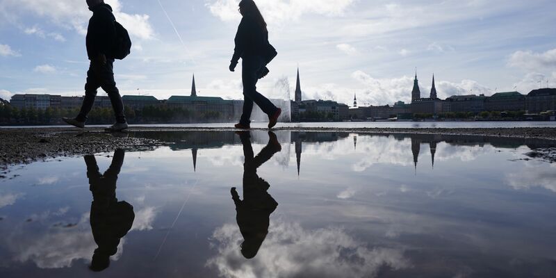 Spaziergänge können bei Rückenschmerzen Abhilfe schaffen. - Foto: Marcus Brandt/dpa