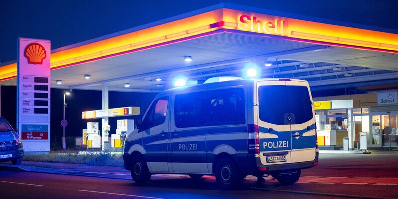 Die Polizei sichert den Tatort an einer Tankstelle in Merseburg. - Foto: Hendrik Schmidt/dpa