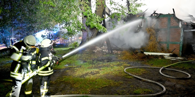 FW-RD: Borgdorf-Seedorf : Reetdachhaus niedergebrannt - Foto: presseportal.de