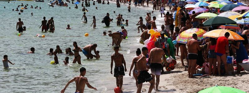 Zahlreiche Menschen sind am Strand von Mondello auf Sizilien zu sehen. Italien leidet besonders unter Übertourismus. - Foto: Alberto Lo Bianco/LaPresse via ZUMA Press/dpa