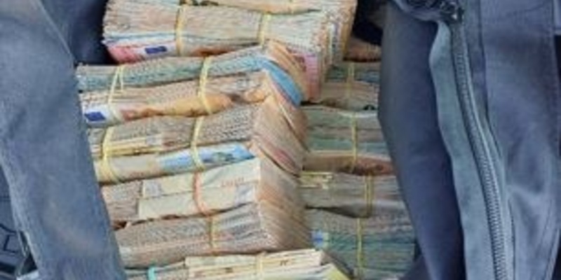 HZA-DU: Reisetaschen voller Geld - Duisburger Zoll stellt hohe Bargeldsumme sicher / Gemeinsame Pressemitteilung der Staatsanwaltschaft Kleve und des Hauptzollamts Duisburg - Foto: presseportal.de