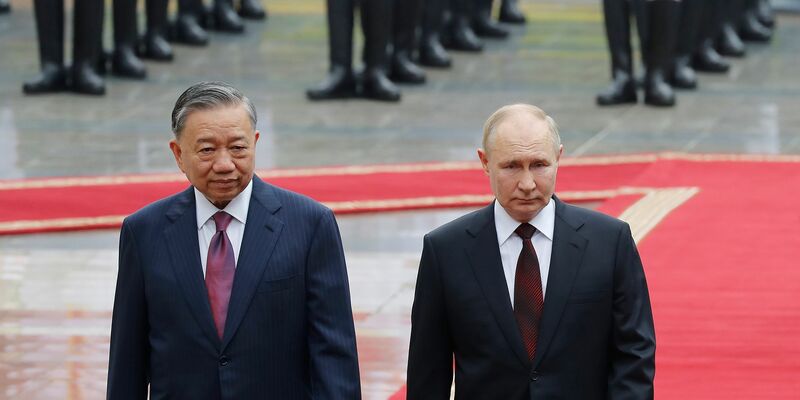 Der vietnamesische Präsident To Lam (l) und Kremlchef Wladimir Putin in Hanoi. - Foto: Minh Hoang/Pool AP/AP
