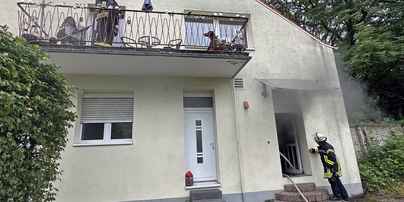 FW LK Neunkirchen: Feuerwehr rettet Frau aus brennendem Haus - Foto: presseportal.de