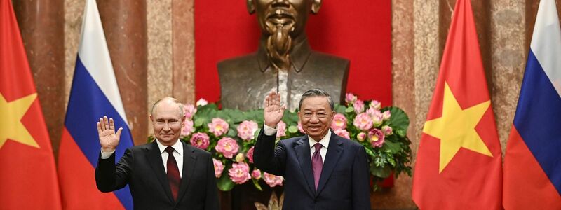 Kremlchef Wladimir Putin (l) und der vietnamesische Präsident To Lam posieren im Präsidentenpalast in Hanoi für die Fotografen. - Foto: Nhac Nguyen/Pool AFP/AP/dpa