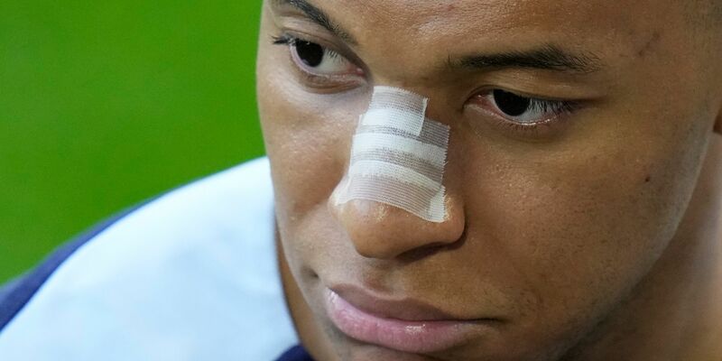 Kann Frankreichs Superstar Kylian Mbappé am Freitag spielen? - Foto: Hassan Ammar/AP