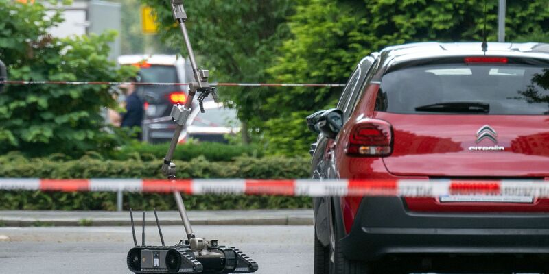 Bei einer Zwangsräumung in Nürnberg machten Polizisten in einer Wohnung einen verdächtigen Fund, der einen Einsatz von Sprengstoffspezilisten auslöste. - Foto: Pia Bayer/dpa