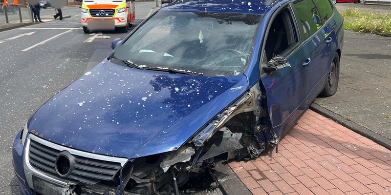 POL-DU: Wanheimerort: Autoreifen platzt - Kollision mit Haltestelle - Foto: presseportal.de