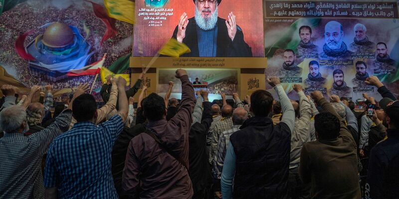 Anhänger jubeln Hisbollah-Generalsekretär Hassan Nasrallah in Beirut bei einer per Videolink übertragenen Fernsehansprache zu. Nasrallah wird nicht müde, den Erfolg der Hisbollah und die «Erschöpfung des Feindes» Israel zu betonen. - Foto: Hassan Ammar/AP/dpa