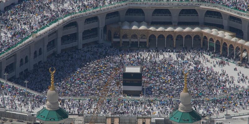 Bei der jährlichen Hadsch-Pilgerfahrt nach Mekka sind dieses Jahr aufgrund der extremen Hitze allein über 300 Ägypter ums Leben gekommen. - Foto: Rafiq Maqbool/AP/dpa