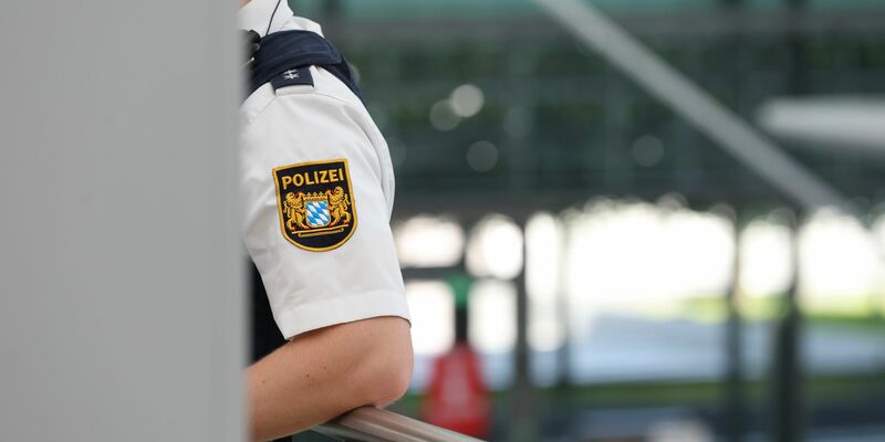 Ein Paar hat auf einem Flug «sexuelle Handlungen aneinander vorgenommen» und mit dem Verhalten gegenüber dem Flugpersonal einen Polizeieinsatz ausgelöst. - Foto: Karl-Josef Hildenbrand/dpa