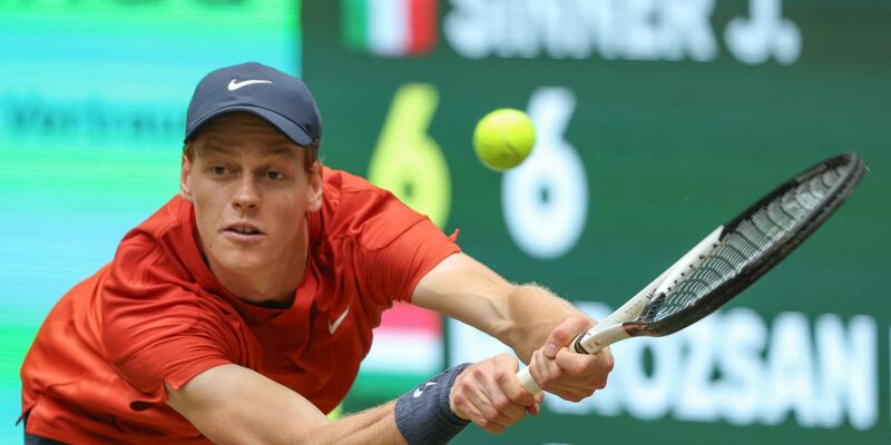 Jannik Sinner spielt eine Rückhand. - Foto: Friso Gentsch/dpa