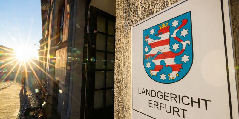 Nachdem ein 75-jähriger Mann in Internetforen Kastrationen angeboten und diese bei sich zu Hause durchgeführt haben soll, muss er sich nun in Erfurt vor Gericht verantworten. - Foto: Michael Reichel/dpa