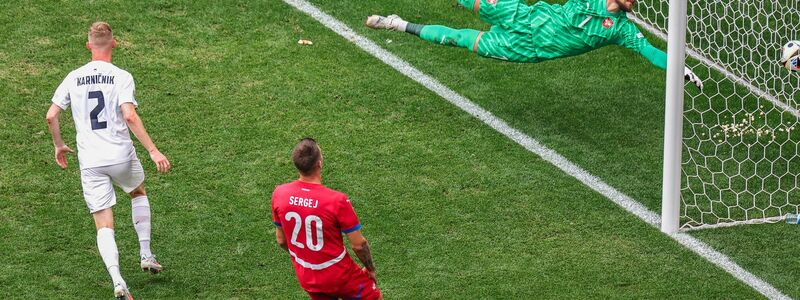 Serbiens Torhüter Predrag Rajkovic kann den Einschlag des Balls zum 0:1 nicht verhindern. - Foto: Daniel Karmann/dpa