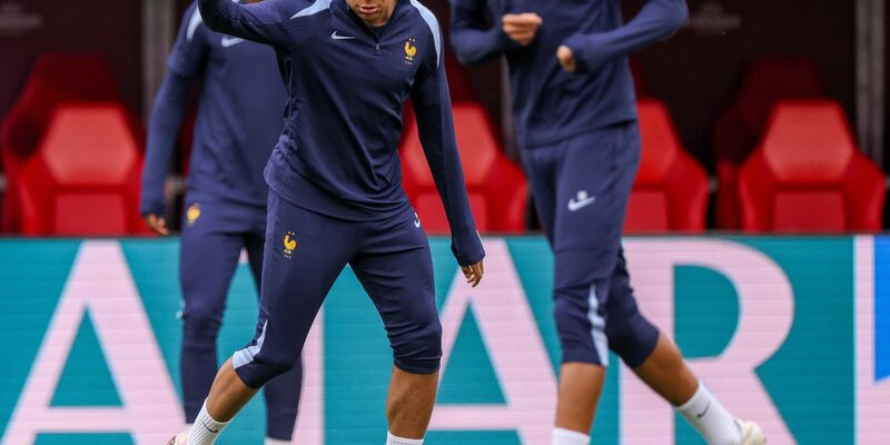 Frankreichs Superstar Kylian Mbappé muss nach seinem Nasenbeinbruch mit einer Maske trainieren. - Foto: Jan Woitas/dpa