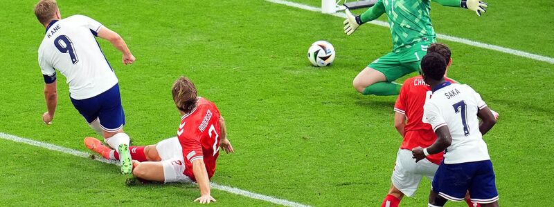 Englands Harry Kane (l) überwindet Dänemarks Torhüter Kasper Schmeichel (hinten). - Foto: Uwe Anspach/dpa