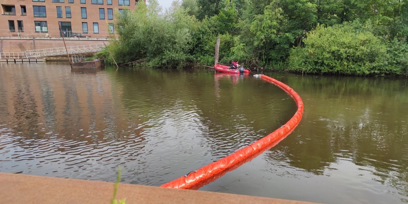 FW Celle: Öl im Celler Hafen - Feuerwehr setzt Ölsperre! - Foto: presseportal.de
