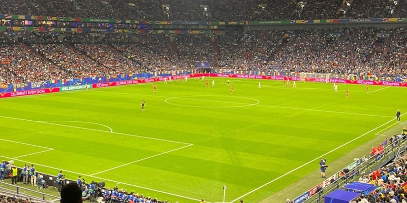 POL-GE: Friedliches Fußballfest in Gelsenkirchen - Italien- und Spanienfans feiern gemeinsam - Foto: presseportal.de