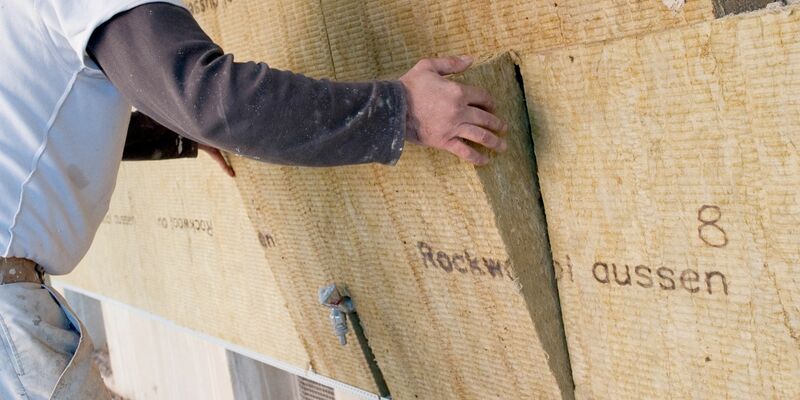 Den gesamten Investitionsbedarf, um das Ziel der Klimaneutralität im Gebäudesektor bis 2045 zu erreichen, schätzen die Experten auf rund 1,2 Billionen Euro - in den wichtigsten vier Gewerken Heizung, Fenster, Dach, Fassade. - Foto: Klaus-Dietmar Gabbert/dpa-tmn/dpa