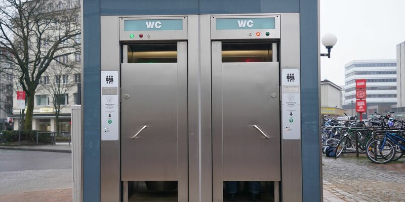Die Stadt Hamburg fördert den Betrieb von 137 öffentlichen Toiletten in Regie der Stadtreinigung jährlich mit mehreren Millionen Euro. - Foto: Marcus Brandt/dpa