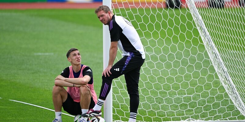 Bundestrainer Julian Nagelsmann im Gespräch mit Nico Schlotterbeck. - Foto: Federico Gambarini/dpa