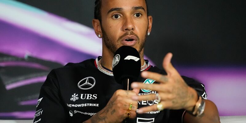 Mercedes-Pilot Lewis Hamilton nimmt seinen Teamkollegen George Russell in Schutz. - Foto: Rebecca Blackwell/AP/dpa