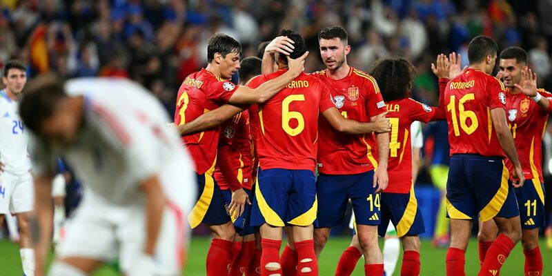 Die Spanier feiern den Sieg gegen Italien. - Foto: David Inderlied/dpa