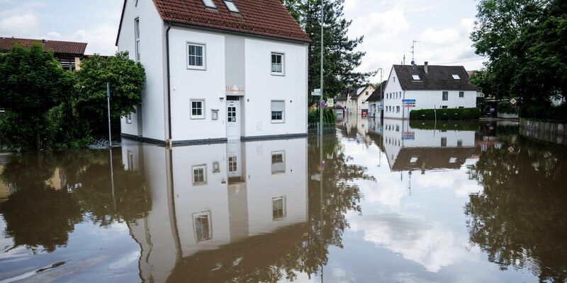 Eine Überlutete Hauptstraße nahe der Donaubrücke in Günzburg, Bayern. - Foto: Matthias Balk/dpa