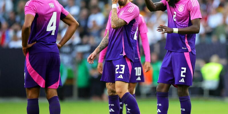 Hielten erstmals seit 2016 bei einem großen Turnier für Deutschland die Null: Jonathan Tah (l) und Antonio Rüdiger (r). - Foto: Rolf Vennenbernd/dpa