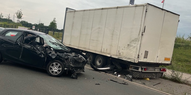 POL-GE: Auto kollidiert mit geparktem Auflieger - zwei Verletzte - Foto: presseportal.de
