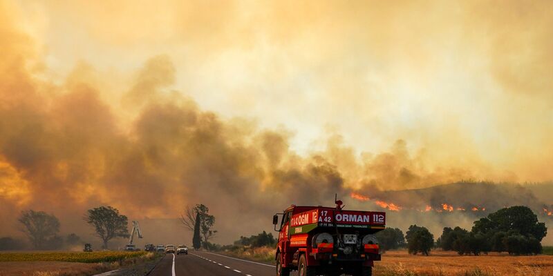 Feuerwehrleute arbeiten daran, ein Feuer in der Nähe von Kumköy auf der Halbinsel Gallipoli zu löschen. - Foto: Sercan Ozkurnazli/DIA Photo/AP/dpa