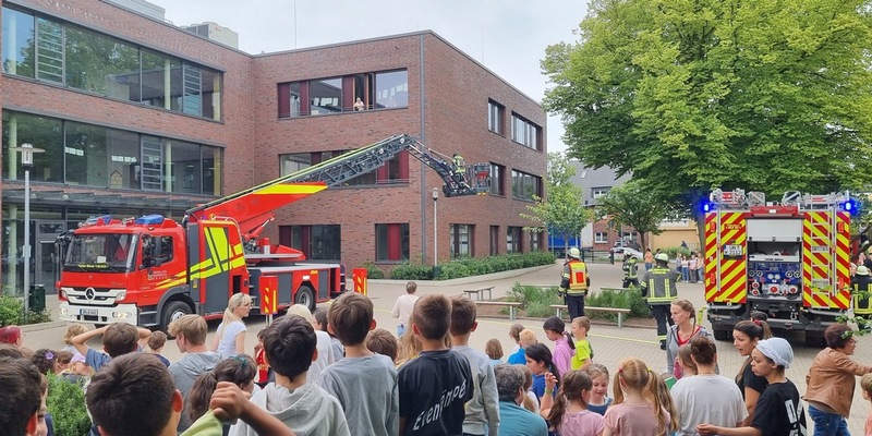 FW-WRN: Die Feuerwehr auf dem Schulhof der Katholischen Wiehagengrundschule - Foto: presseportal.de