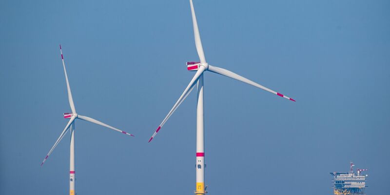 Die Nachfrage nach Offshore-Windrechten steigt. Rund 120 Kilometer nordwestlich von Helgoland sollen zwei neue Windparks entstehen. - Foto: Stefan Sauer/dpa