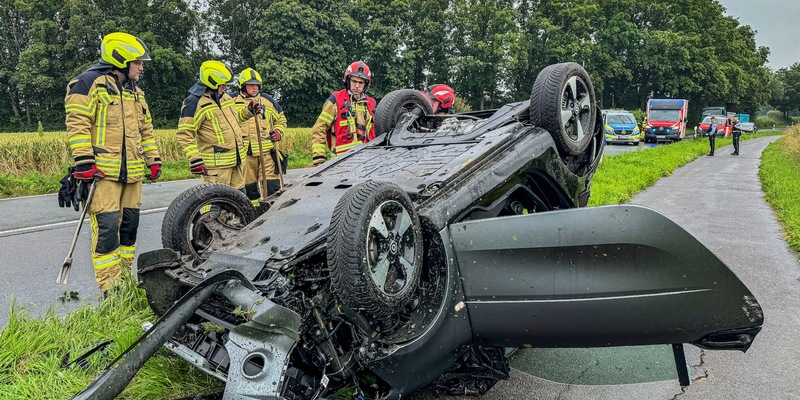 FW Alpen: Pkw überschlägt sich bei Verkehrsunfall - Foto: presseportal.de