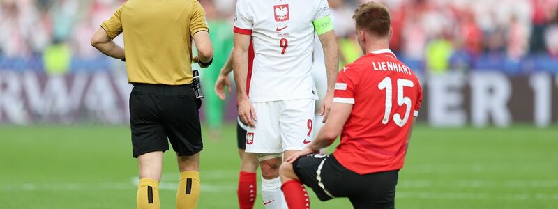 Die Polen um Robert Lewandowski (M) stehen bei der EM vor dem Aus. - Foto: Andreas Gora/dpa