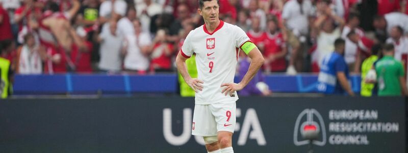 Die Polen um Robert Lewandowski haben keine Chance mehr auf den Einzug ins Achtelfinale. - Foto: Sören Stache/dpa